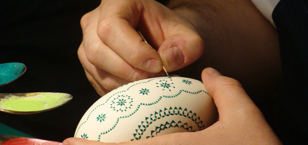 Verzieren von Ostereiern mit sorbischer Bossier-Technik