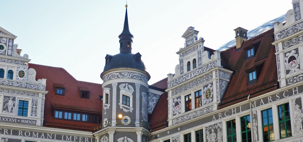Sgrafittodekoration und Freskomalereien