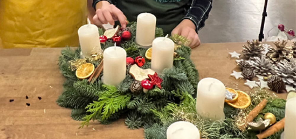 Adventskranz basteln in den Weihnachtswerkstätten