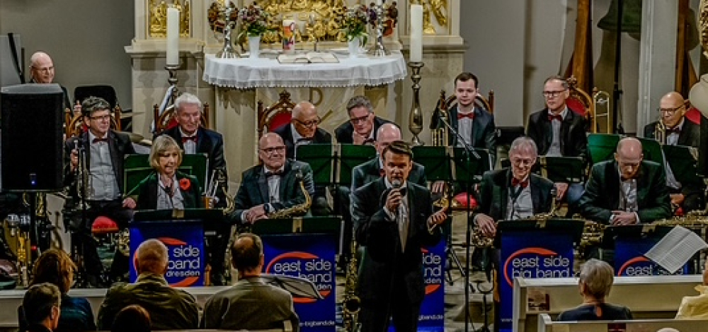 A swinging-merry Christmas