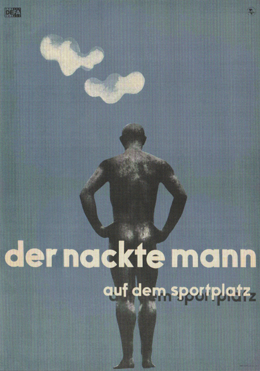 Der nackte Mann auf dem Sportplatz