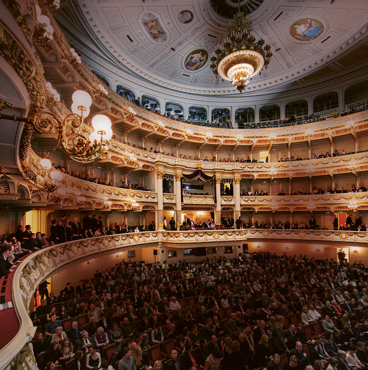 Aktenzeichen: „40 Jahre Wiedereröffnung der Semperoper“