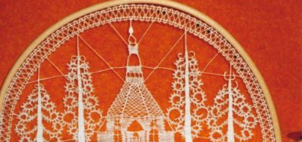 „Filigrane Kunststücke“ – Spitzenklöppeln live in der Kleinen Galerie