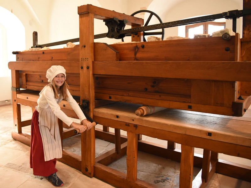 Durch die Mangel gedreht - eine 100 Jahre alte Wäschemangel in Aktion