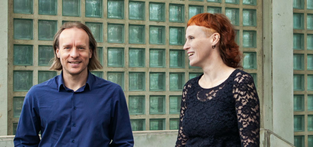 DREI AUF EINS: Stille Illusion - zwischen A und B liegt Lila