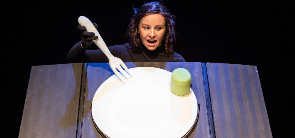 Figurentheater Divadlo u staré herečky präsentiert: Prostě žába („Einfach ein Frosch“)