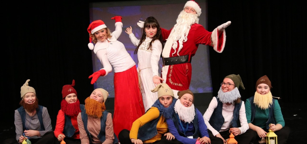 Schneewittchen … neu geküsst – Eine weihnachtliche Kinderrevue von Kindern für Kinder