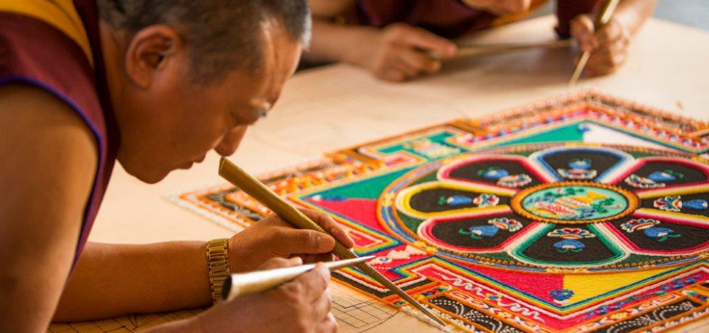 Heiliges Sandmandala und Segensrituale für den Frieden