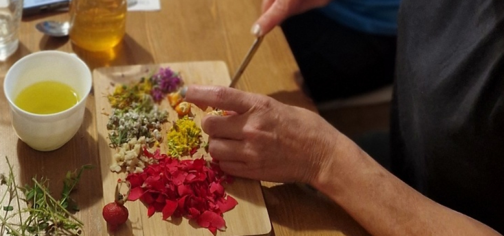 Frauenkräuter-Spaziergang & Verkostung - in Klosterbuch