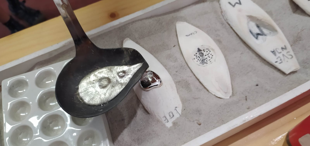Schmuckeln mit  Tintenfisch und Zinn