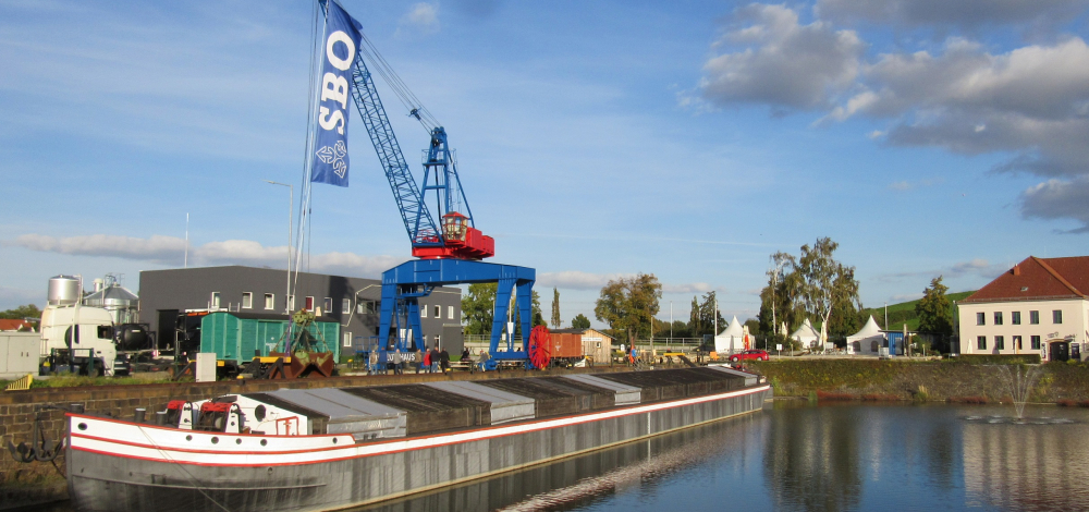 Tag des offenen Denkmals im historischen Terminal im Alberthafen Dresden-Friedrichstadt: Besichtigung des Elbe-Schleppkahns "Waltraut"