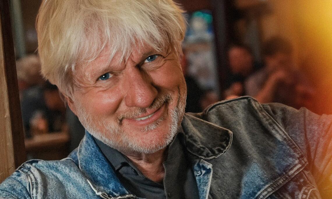 Jürgen Becker: Was spricht gegen einen schönen Abend? - Darf man in Zeiten wie diesen überhaupt noch einen schönen Abend haben? Oder müssen wir es am 