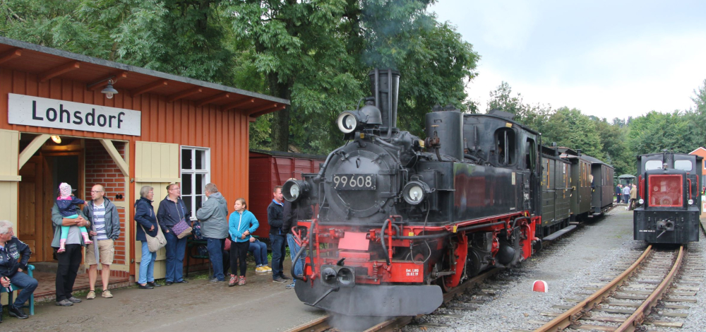 Bahnhofsfest Lohsdorf mit Dampfzug und große Voraufführung einer 45 min MDR Doku über den Verein