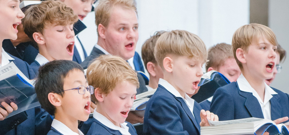 Kapellknaben singen bei Nieskyer Kirchjubiläen