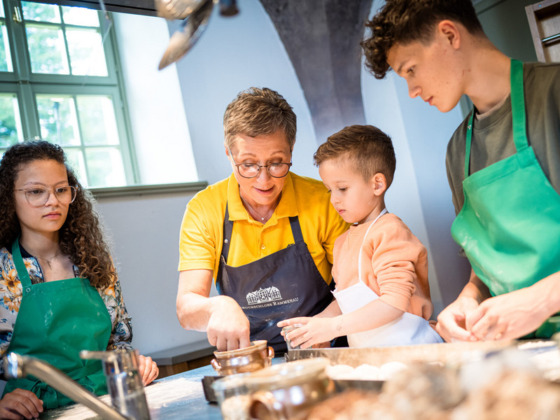 Kinder-Backtag in der Gesindeküche