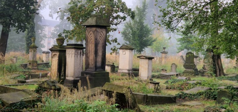 „Einst, um eine Mittnacht graulich, da ich trübe sann und traulich…” – Romantische Gruselgeschichten bei Kerzenschein auf dem Eliasfriedhof