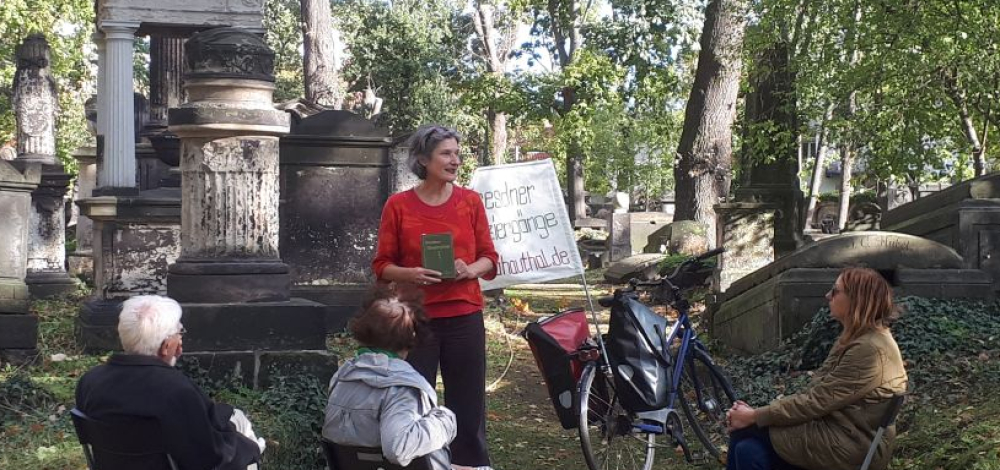Lichtstreifen und Glutwege - Lesung zu Dichterinnen der Romantik mit der Schriftstellerin Uta Hauthal auf dem Eliasfriedhof
