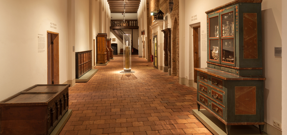 Hinter Türen, Laden und in Schüben. Ins Möbelinnere geschaut