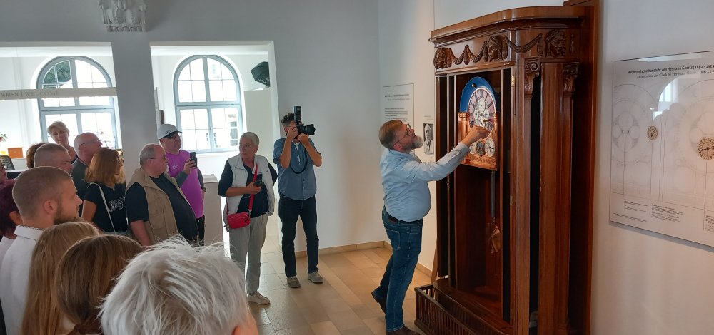 Öffentliches Aufziehen der Astronomischen Kunstuhr im Deutschen Uhrenmuseum Glashütte