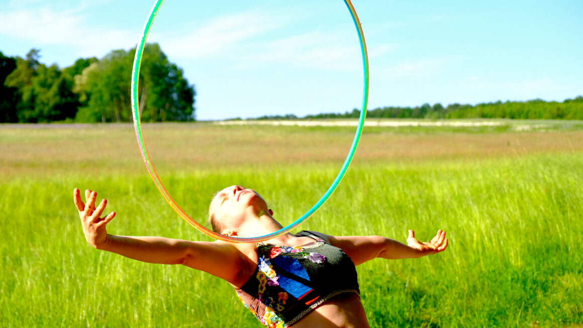 HULA HOOP IM PARK I Nelly
