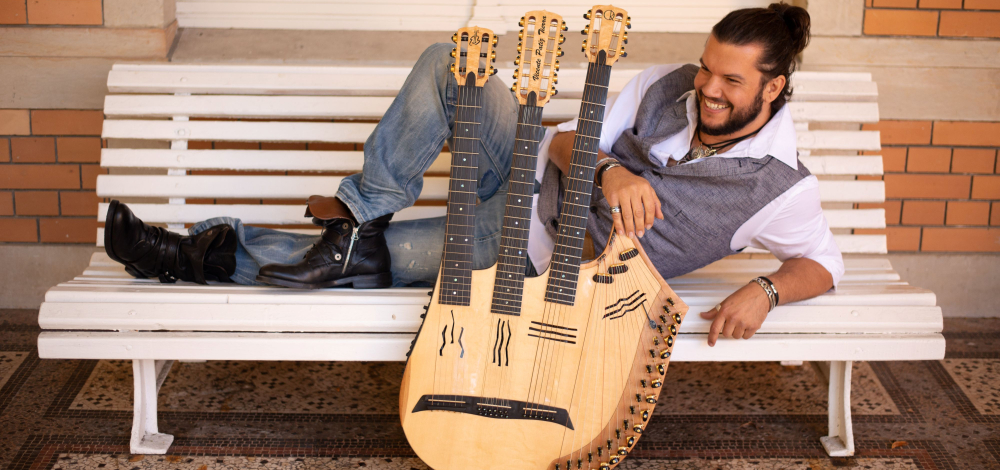 Vicente Patiz | TRAVELS – Ein Mann, 70 Saiten, die ganze Welt!