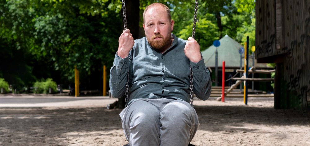 Dresden-Premiere: Julius Fischer mit "Ich hasse Menschen. Eine Fortpflanzung" am 22. April 2026 im Filmtheater Schauburg (Live-Lesung | Comedy)