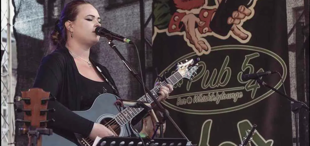 Live Musik mit Liz Black (Rock, Pop, Folk aus Berlin)