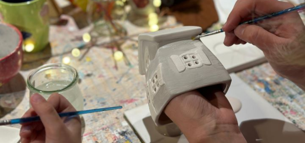 Weihnachtsfabrik | Kerzen ziehen, Keramik bemalen, Pappmaché gestalten