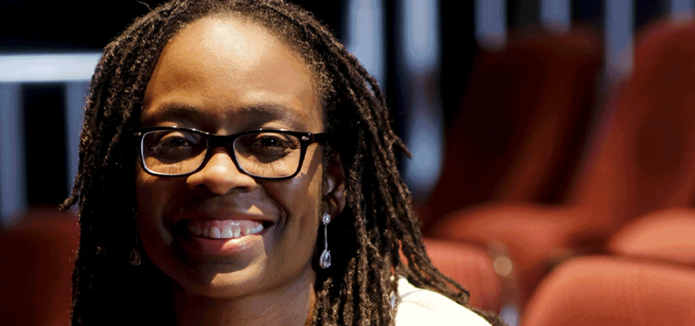 Sharon Dodua Otoo präsentiert ihren neuen Roman „So, in etwa, ist es geschehen“