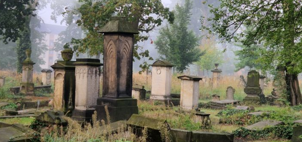 Themenführung: Ein letzter Vorhang – Schauspielerinnen und Schauspieler auf dem Eliasfriedhof