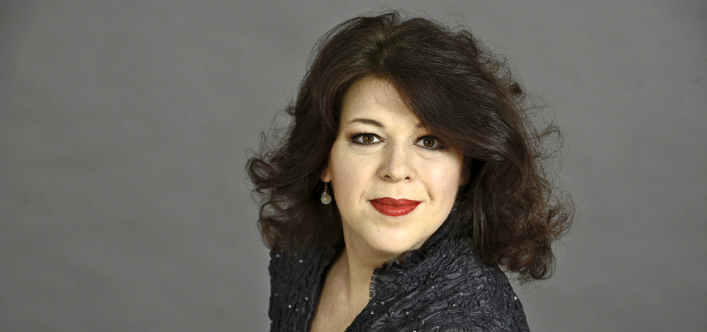 Romantische Paare im Frühling