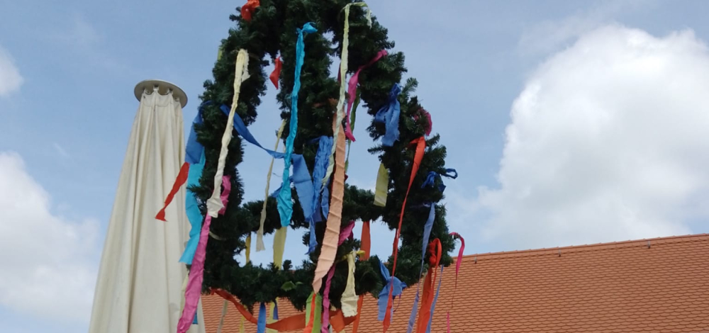 Maibaumsetzen mit Frühschoppen in Erdmannshain