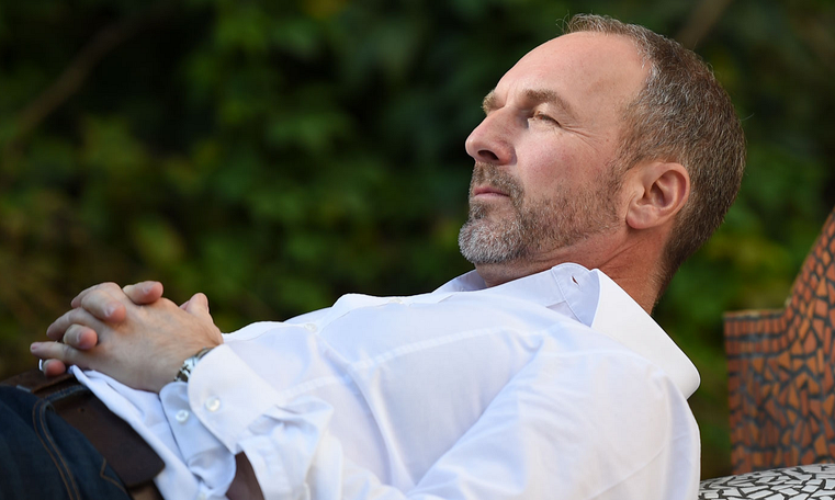 Stefan Schwarz: Best of Schwarzhumor! - Seine Lesungen genießen Kultstatus, wie auch seine Kolumnen fürs Magazin. Er heißt nicht nur Schwarz, sondern 