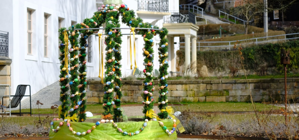 Palmsonntag im Schlossgarten - Fröhliche Einweihung des Osterbrunnens