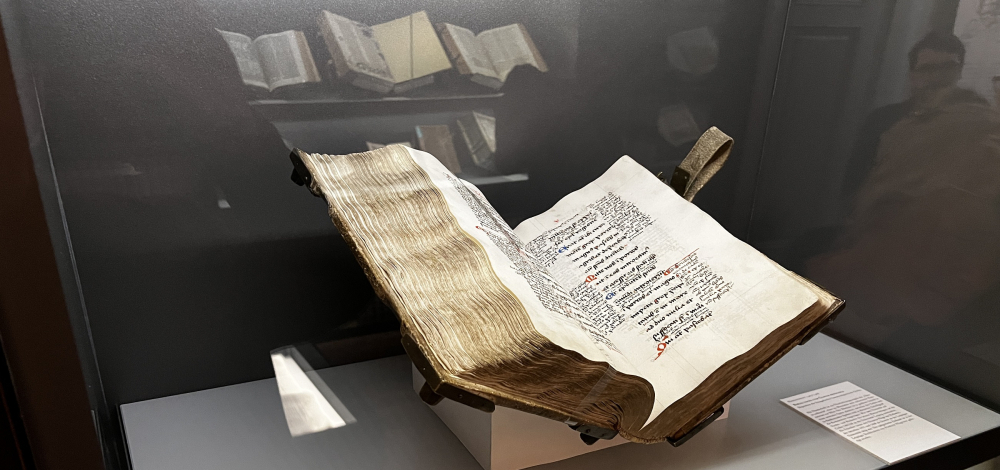 Führung durch die Schatzkammeraustellung »Bibeln aus fünf Jahrhunderten«