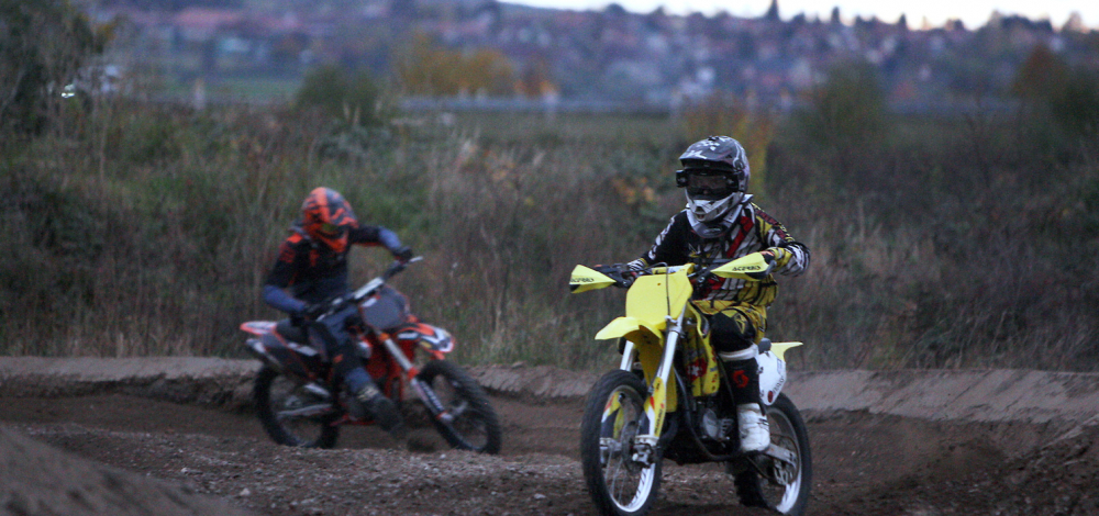 Freies Training mit Motorrädern auf der Cross-Strecke