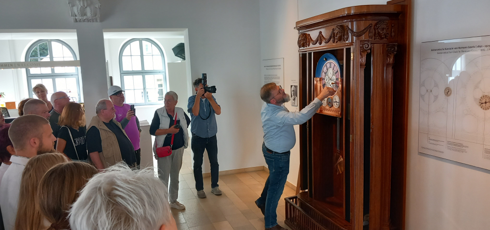 Öffentliches Aufziehen der Astronomischen Kunstuhr im Deutschen Uhrenmuseum Glashütte
