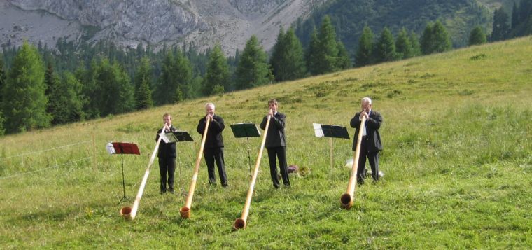 alpin – aber mit Krawatte