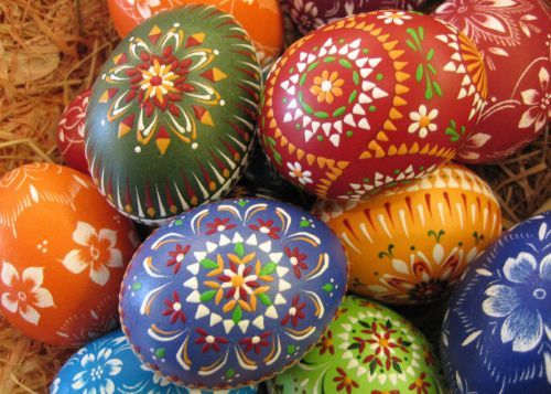 Traditionelles Eierverzieren in sorbischen Techniken © 