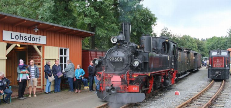 Bahnhofsfest Lohsdorf mit Dampfzug und große Voraufführung einer 45 min MDR Doku über den Verein