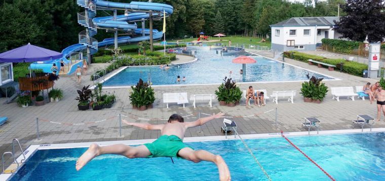 Kostümiertes Turmspringen & Wettrutschen im Freibad "Billy" am Rande der Sächsischen Schweiz